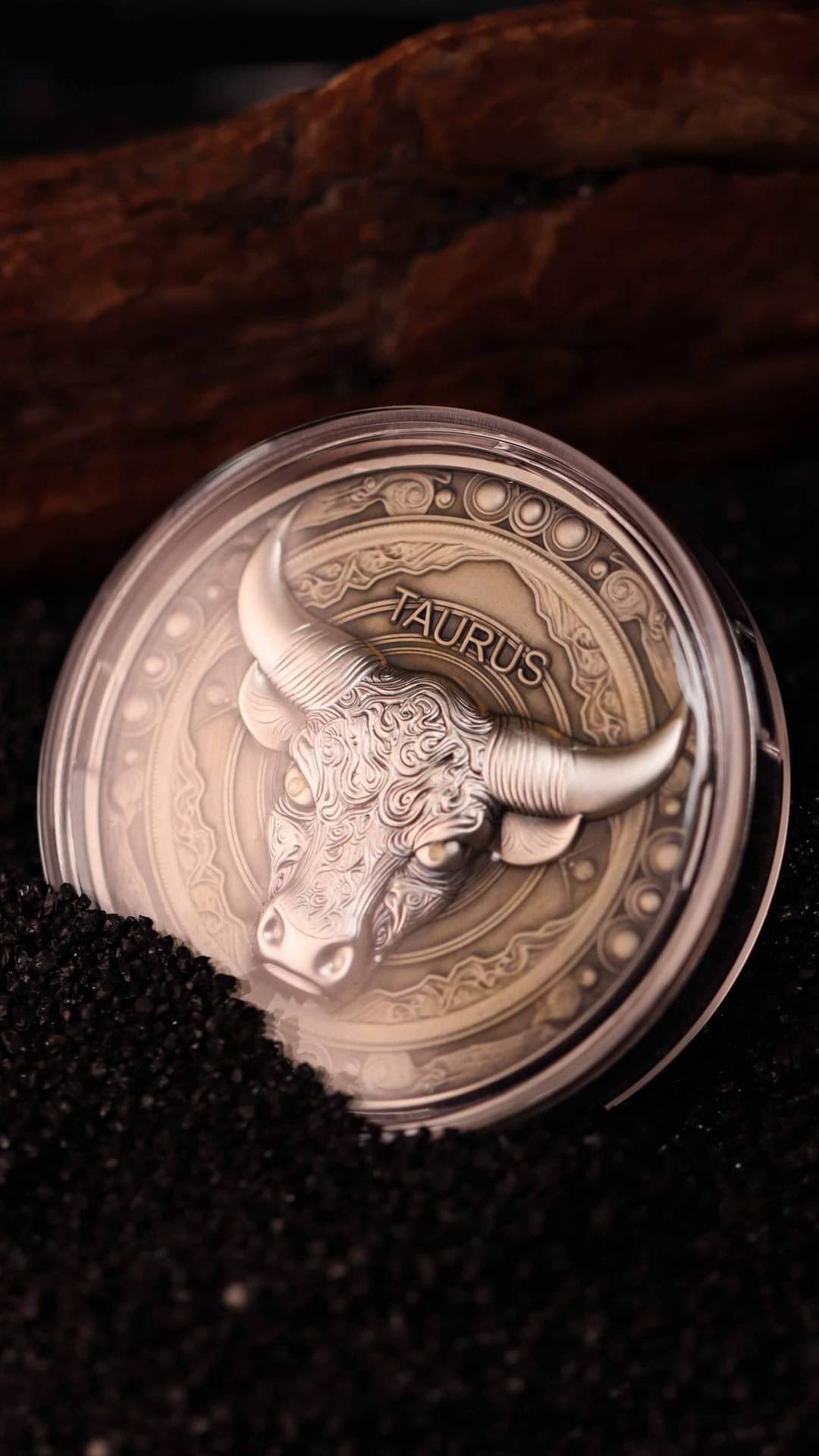 Niue Taurus 2024, 5oz Silbermünze*, Antik Color Glow in the Dark UV UHR, Nur 99 Stk.